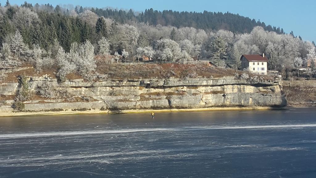 Hotel Les Rives Du Doubs Les Brenets Exteriör bild